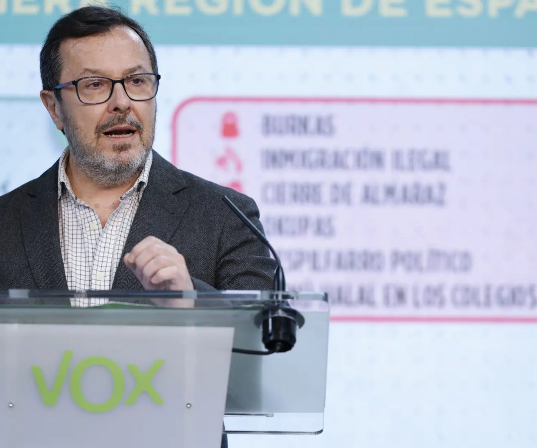 El portavoz de Vox, José Antonio Fúster, durante la rueda de prensa.EFE