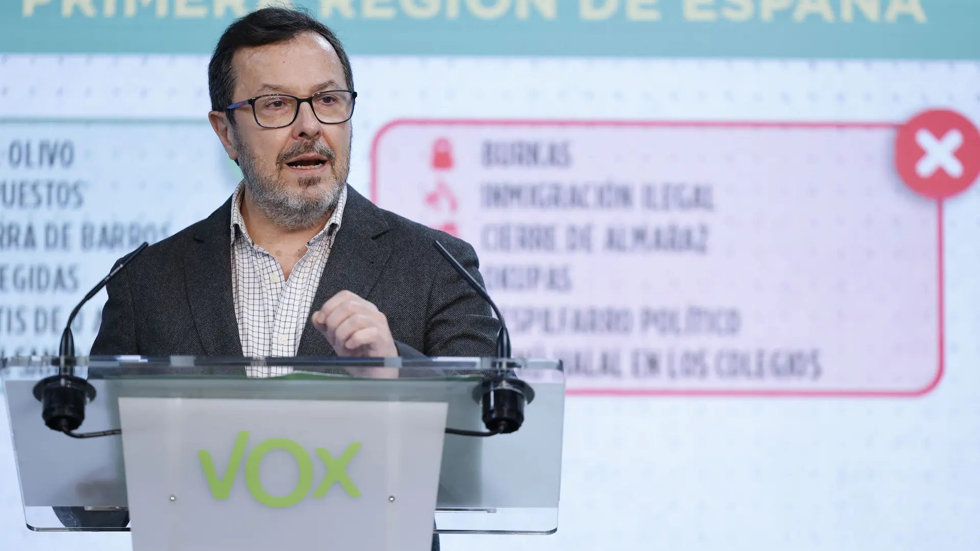 El portavoz de Vox, José Antonio Fúster, durante la rueda de prensa.EFE