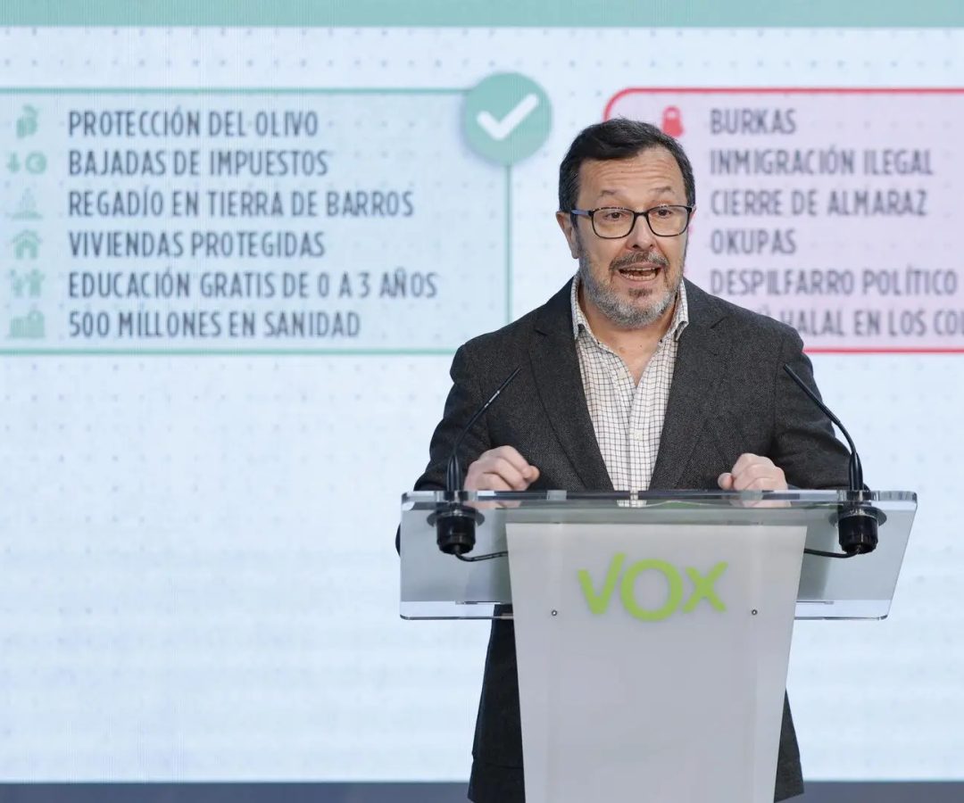 El portavoz de Vox, José Antonio Fúster, en la rueda de prensa de este lunes.EFE