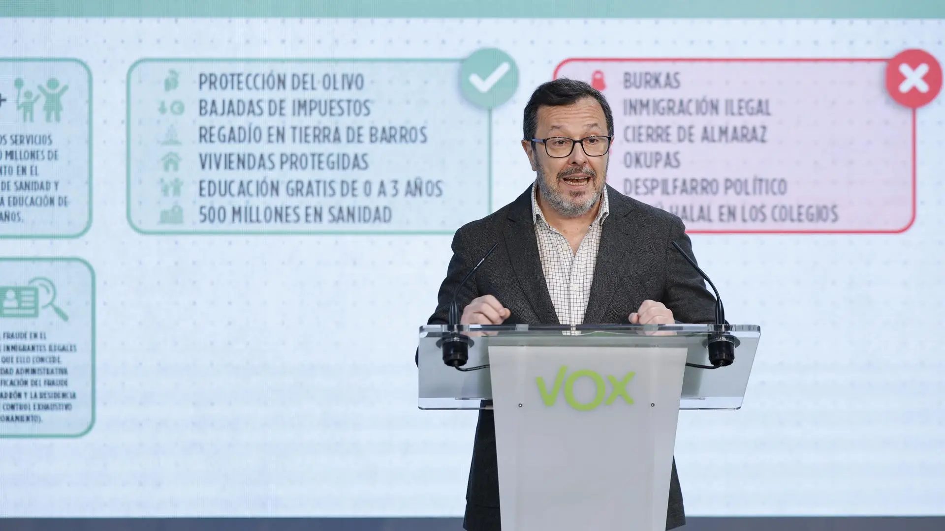 El portavoz de Vox, José Antonio Fúster, en la rueda de prensa de este lunes.EFE