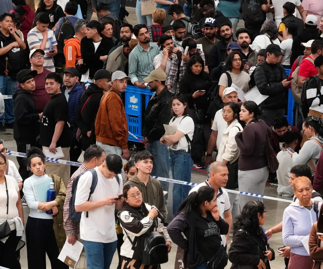 Cientos de personas se agolpan para solicitar la regularización extraordinaria de migrantes en Barcelona. EFEEnric Fontcuberta