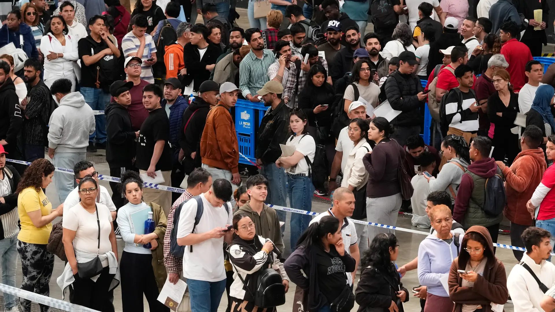 Cientos de personas se agolpan para solicitar la regularización extraordinaria de migrantes en Barcelona. EFEEnric Fontcuberta