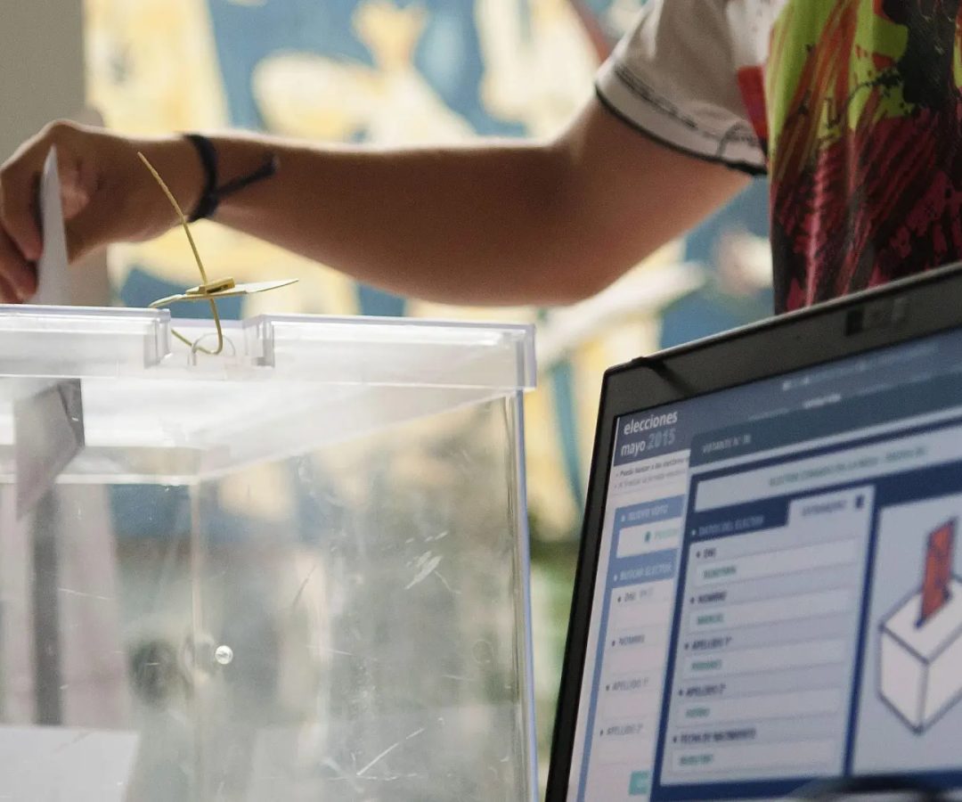Una mesa electoral administrada electrónicamente en un colegio de Sevilla para una de las convocatorias electoralesRaúl Caro