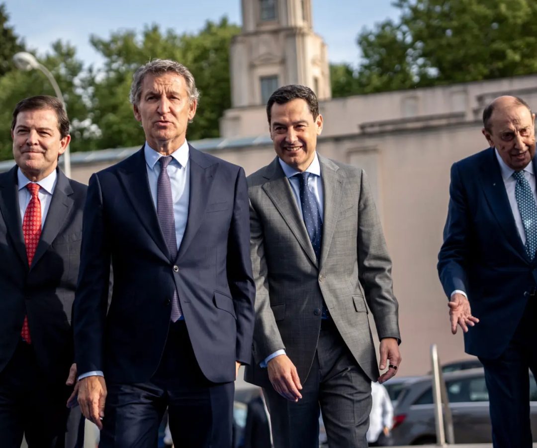 El presidente del PP, Alberto Núñez Feijóo, acude junto a Junama Moreno y Alfonso Fernández Mañueco a un debate en la sede del diario La Razón&nbsp;Europa Press 2026