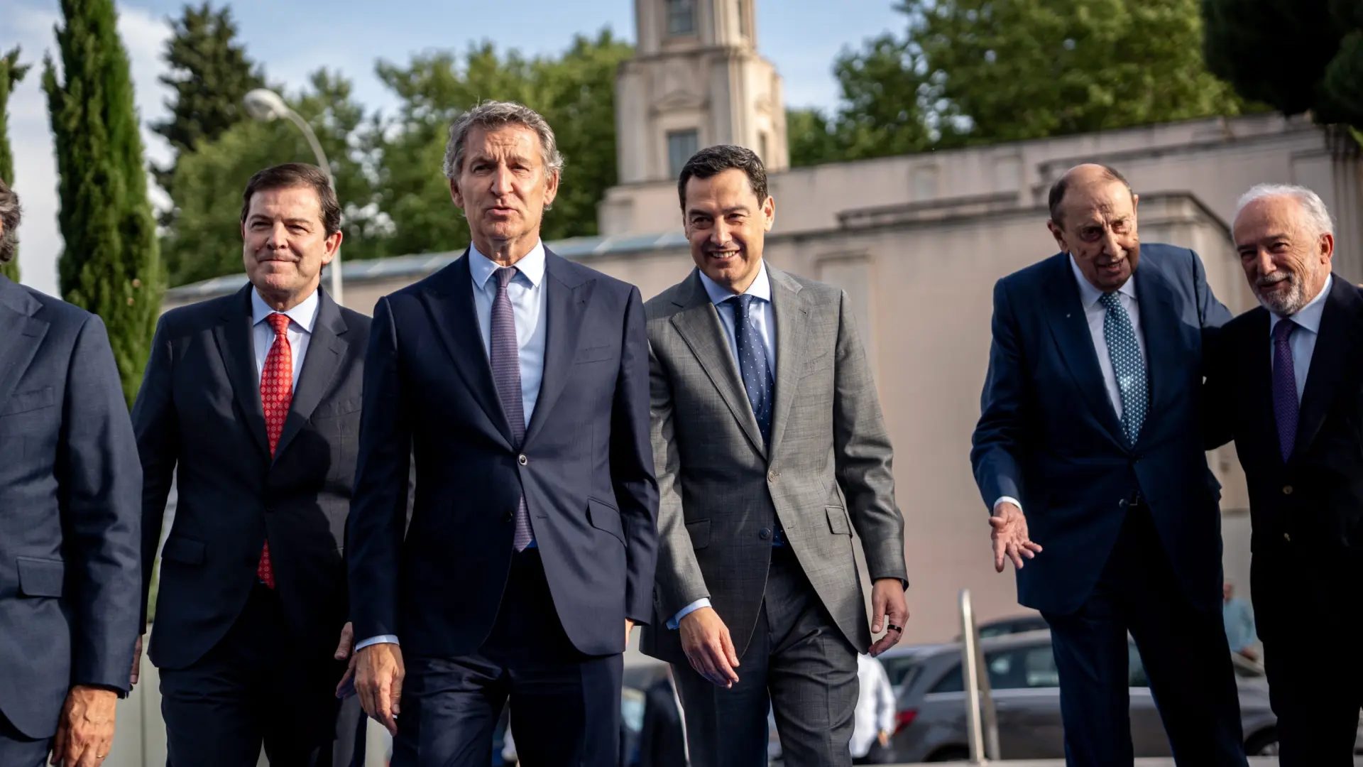El presidente del PP, Alberto Núñez Feijóo, acude junto a Junama Moreno y Alfonso Fernández Mañueco a un debate en la sede del diario La Razón&nbsp;Europa Press 2026