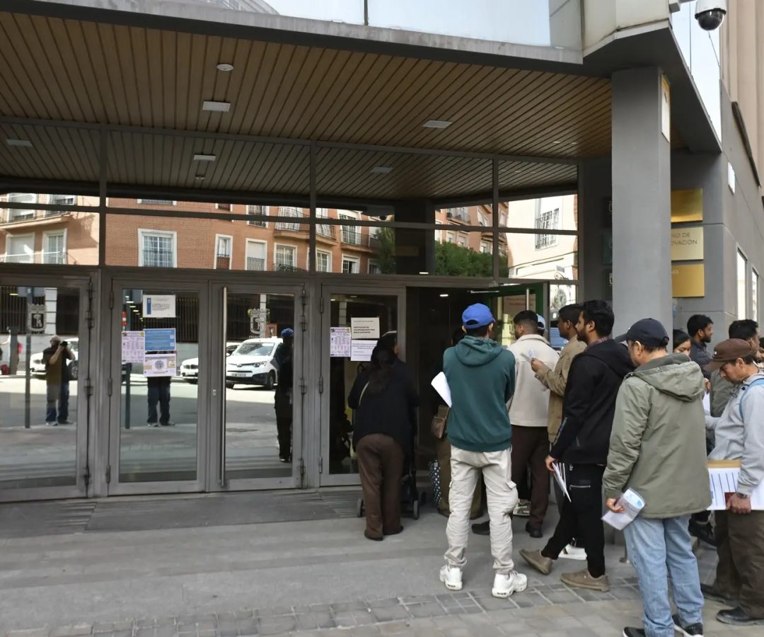 Colas de inmigrantes para regularizar su situación.Hazhard Espinoza Vallejos