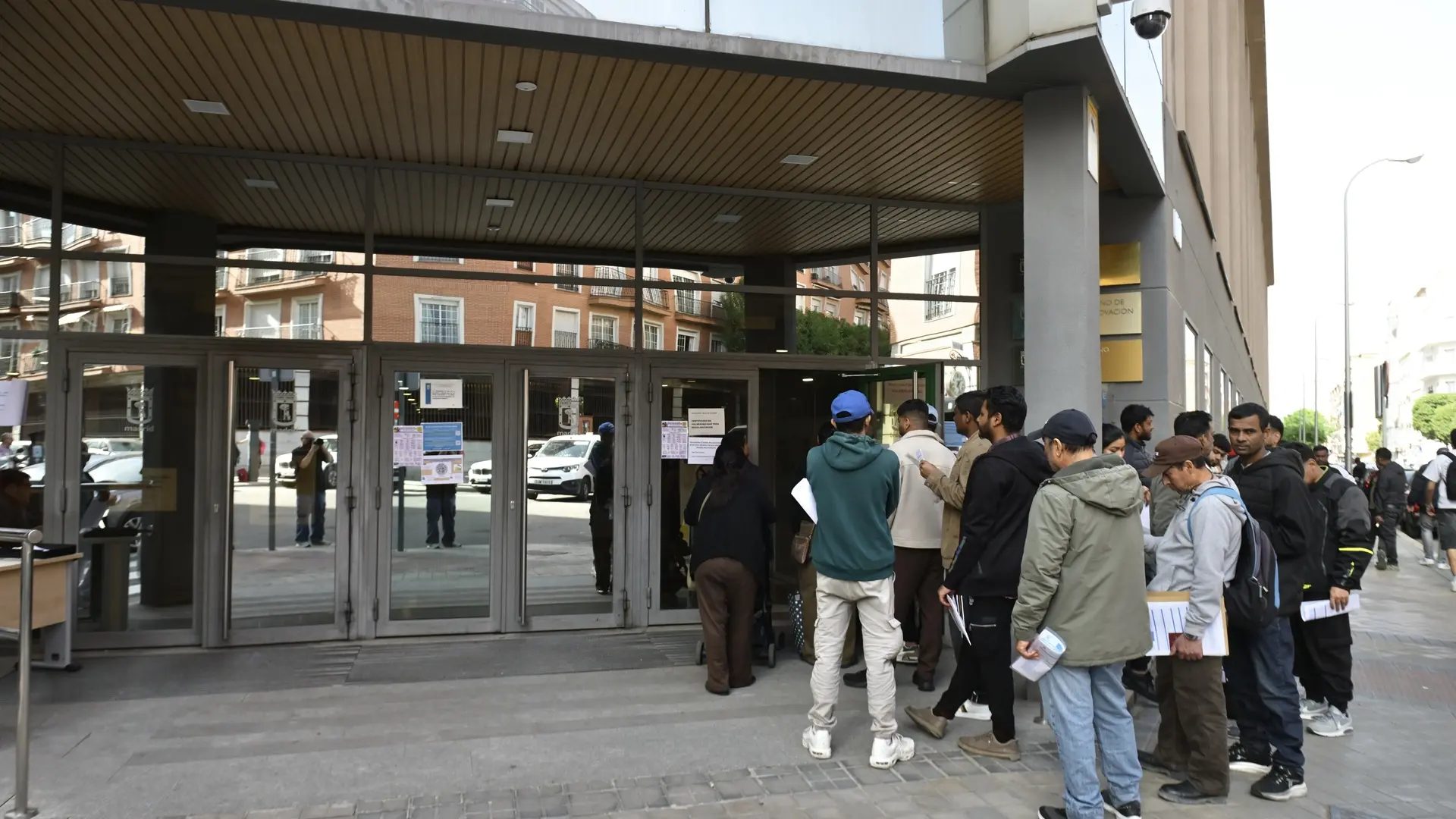 Colas de inmigrantes para regularizar su situación.Hazhard Espinoza Vallejos