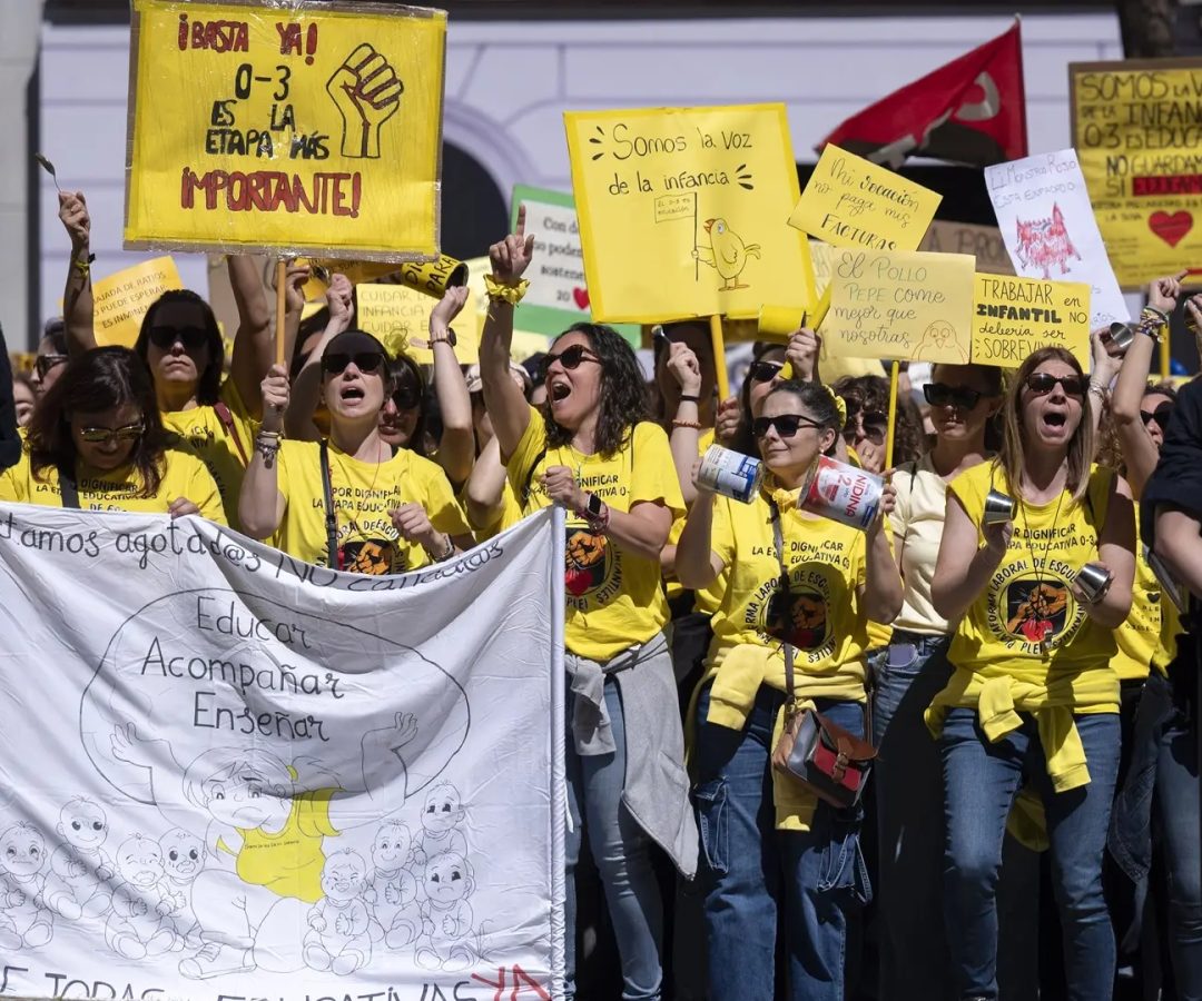 Decenas de personas durante una concentración de docentes de escuelas infantiles frente a la Consejería de Educación, Ciencia y Universidades, a 15 de abril de 2026, en Madrid (España).Europa Press