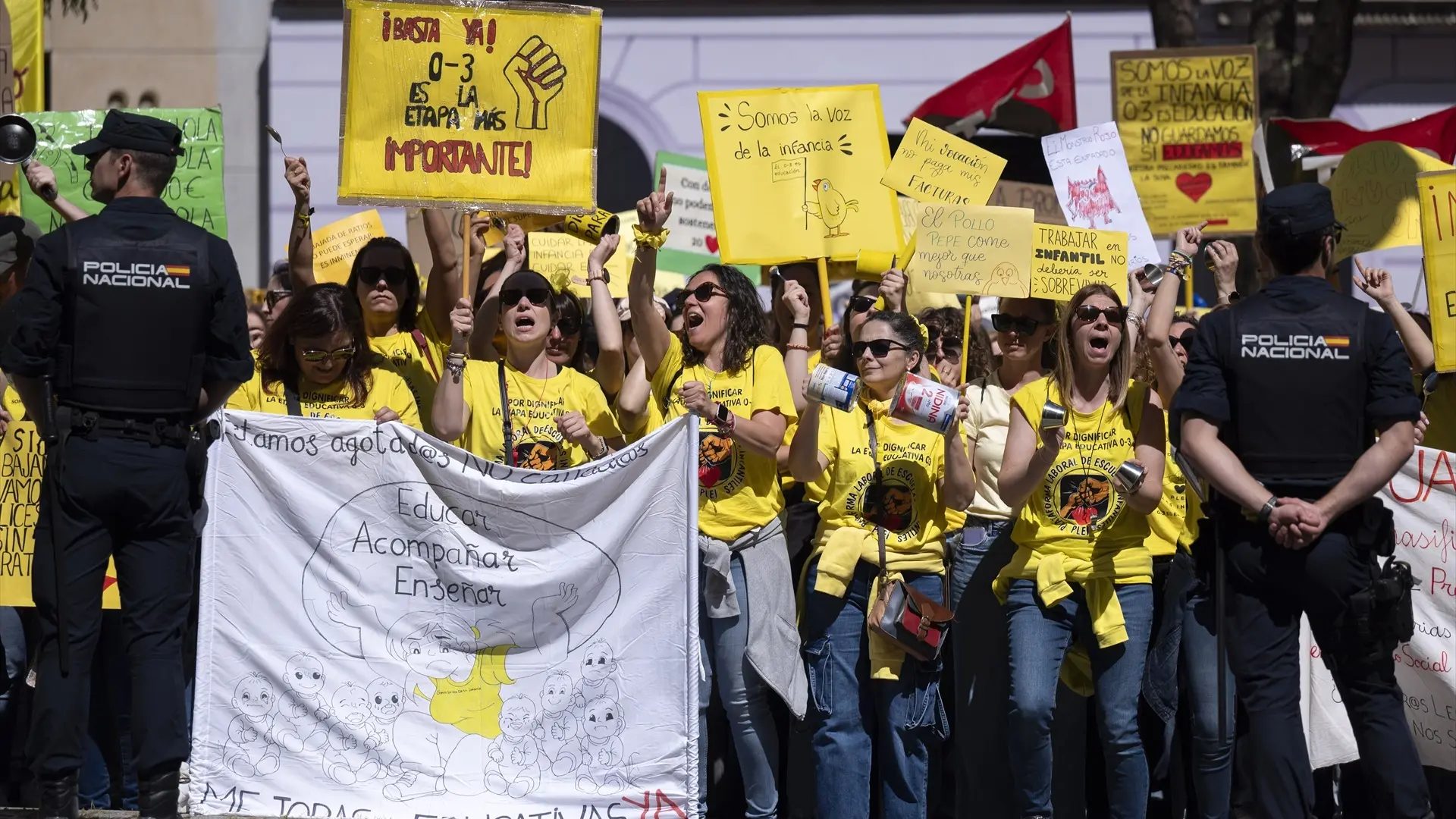 Decenas de personas durante una concentración de docentes de escuelas infantiles frente a la Consejería de Educación, Ciencia y Universidades, a 15 de abril de 2026, en Madrid (España).Europa Press