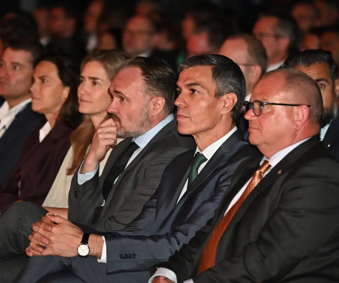 El presidente del Gobierno, Pedro Sánchez, junto al comisario de Energía, Dan Jorgensen, este martes durante la inauguración de WindEurope 2026. EFE/ Fernando VillarFERNANDO VILLAR