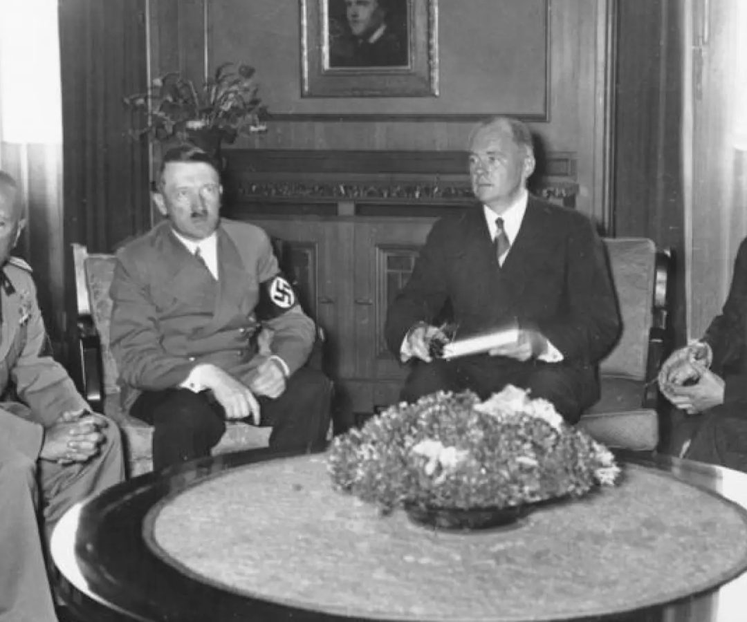 Mussolini, Hitler (junto a su intérprete) y el primer ministro británico Neville Chamberlain en los Acuerdos de Múnich, en los que Alemania se anexionó los Sudetes (Checoslovaquia).Bundesarchiv Bild