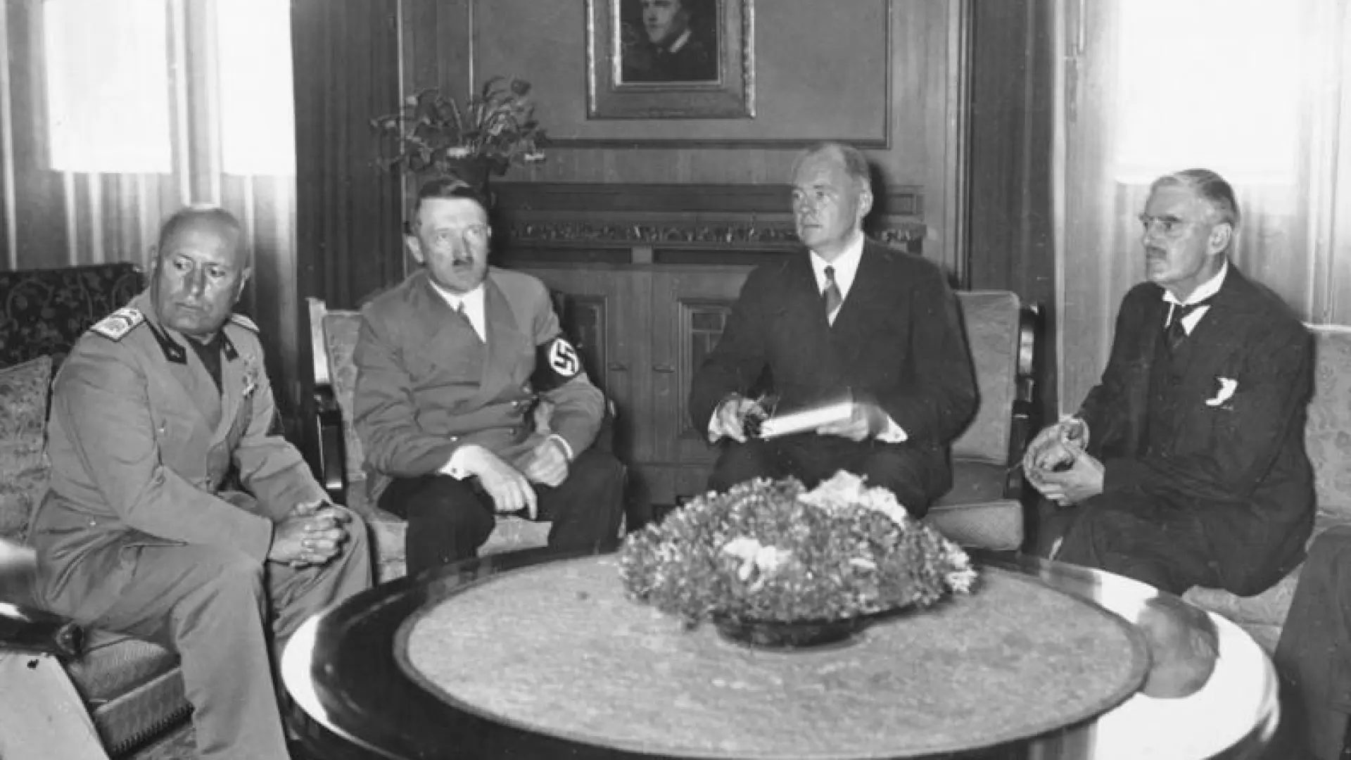 Mussolini, Hitler (junto a su intérprete) y el primer ministro británico Neville Chamberlain en los Acuerdos de Múnich, en los que Alemania se anexionó los Sudetes (Checoslovaquia).Bundesarchiv Bild