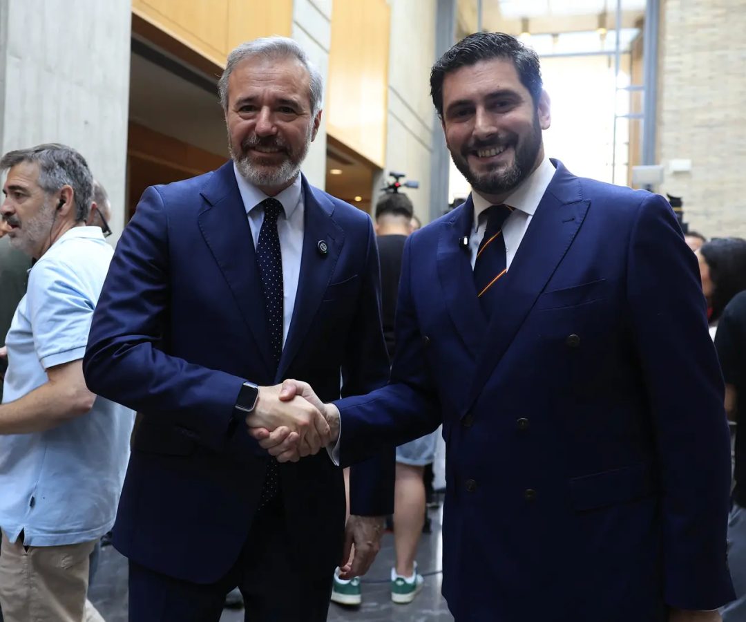 El presidente del PP de Aragón, Jorge Azcón (i), y el líder de Vox en la región, Alejandro Nolasco (d), en el anuncio del acuerdo de gobierno en la comunidad autónoma.Javier Cebollada