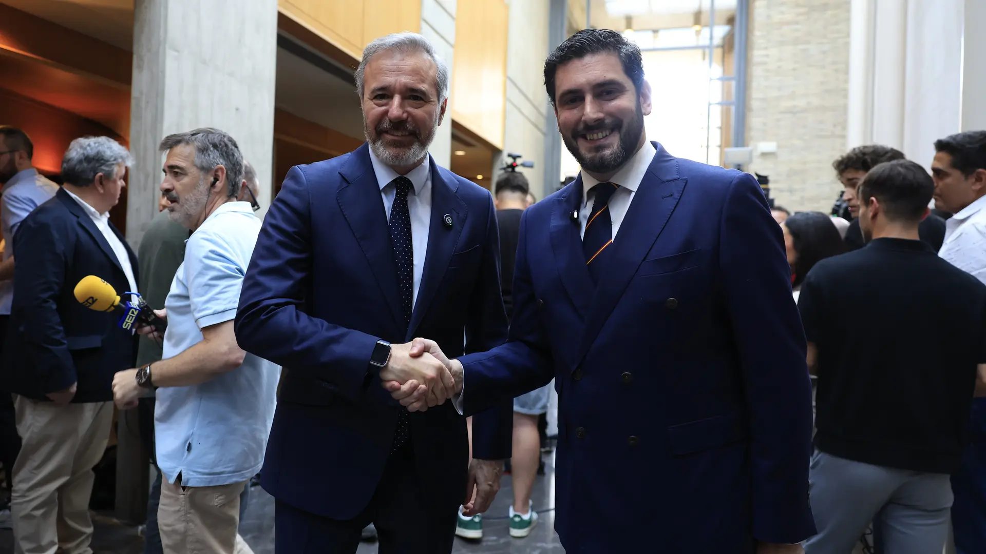 El presidente del PP de Aragón, Jorge Azcón (i), y el líder de Vox en la región, Alejandro Nolasco (d), en el anuncio del acuerdo de gobierno en la comunidad autónoma.Javier Cebollada