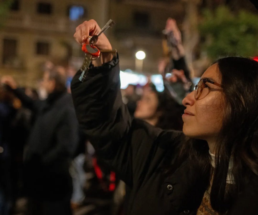 Varias personas en una cacerolada por el derecho a la vivienda en Barcelona (archivo).EP
