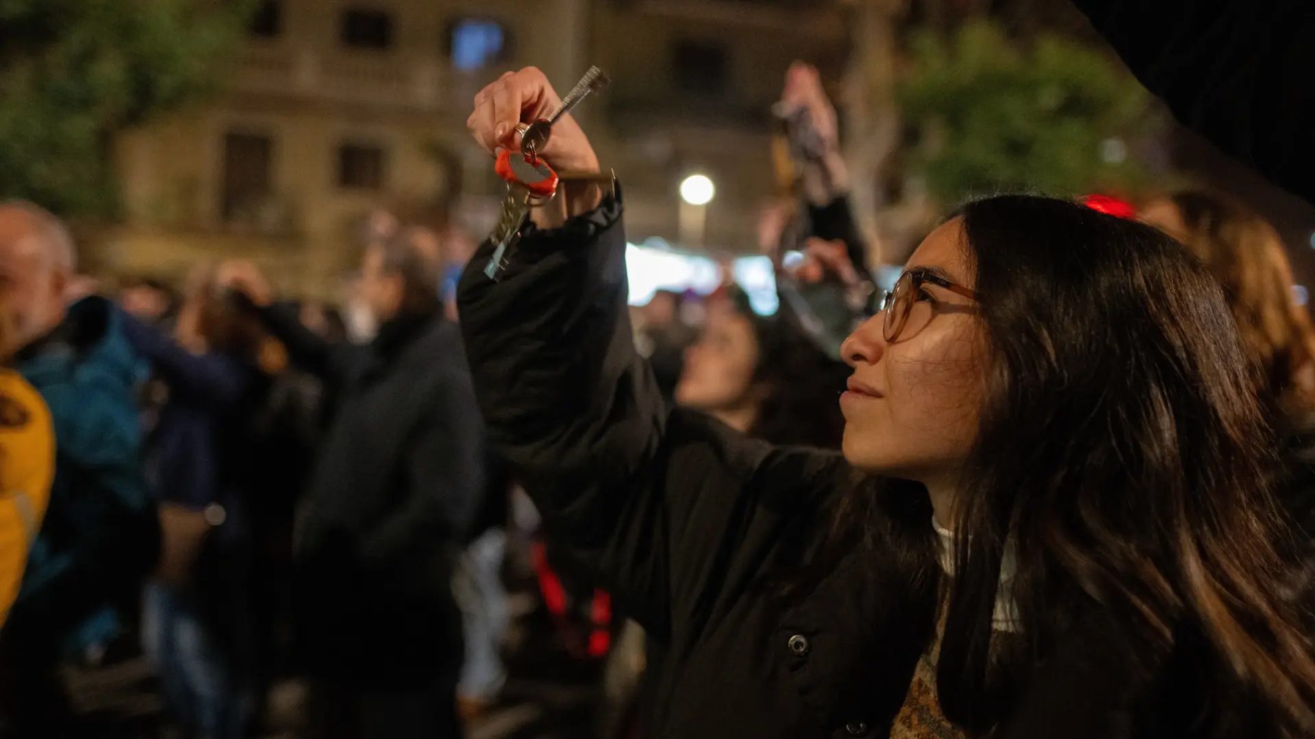 Varias personas en una cacerolada por el derecho a la vivienda en Barcelona (archivo).EP
