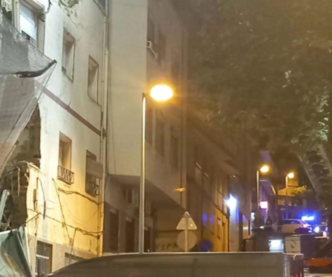 Treinta personas fueron desalojadas de sus viviendas este jueves por la noche debido al derrumbe de un edificio abandonado situado en la calle Granada de Badalona, en Barcelona, que no causó daños personales.EFE