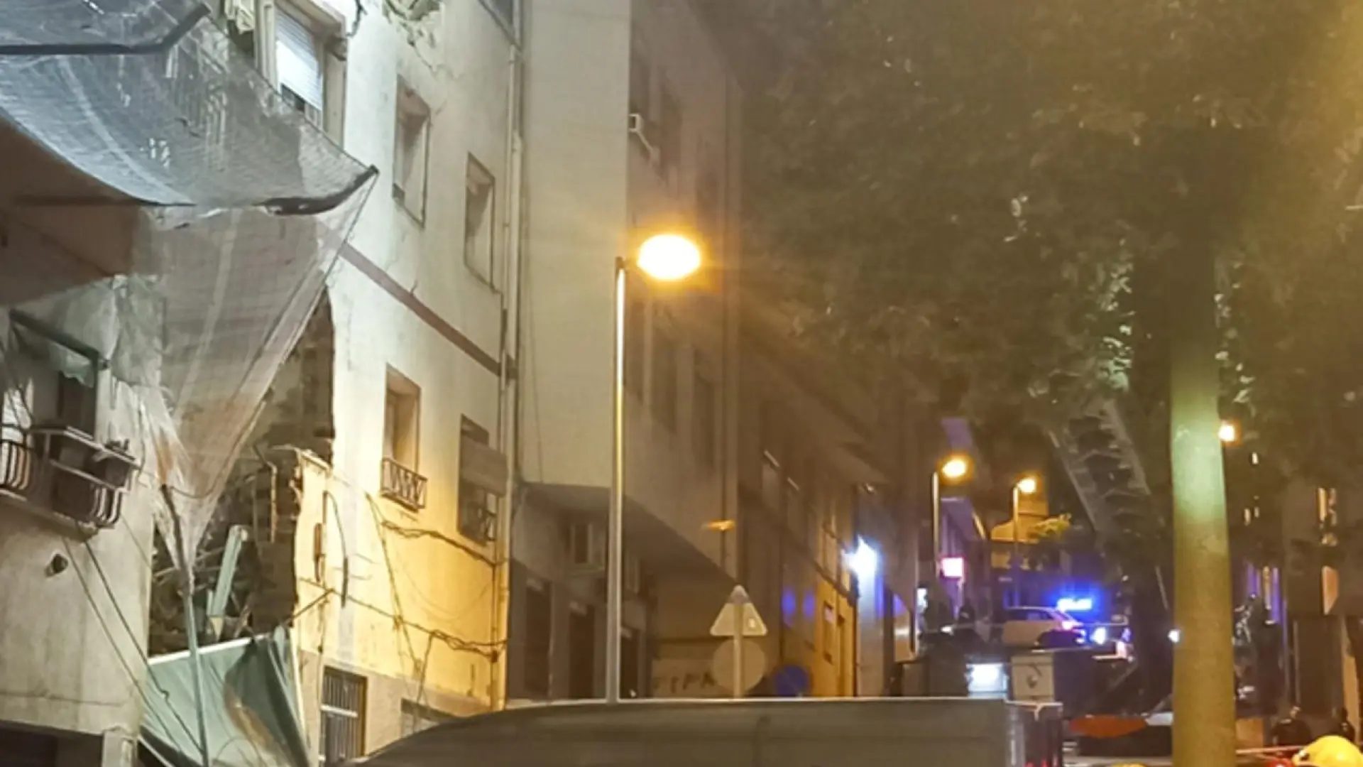 Treinta personas fueron desalojadas de sus viviendas este jueves por la noche debido al derrumbe de un edificio abandonado situado en la calle Granada de Badalona, en Barcelona, que no causó daños personales.EFE