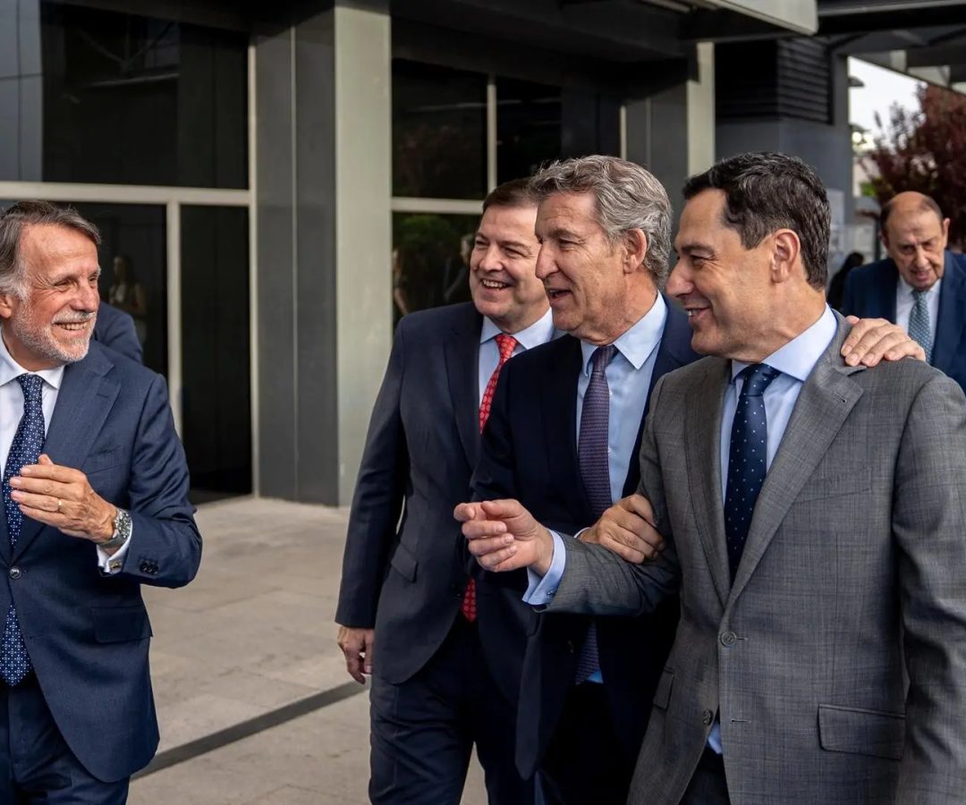El presidente del PP, Alberto Núñez Feijóo, junto con el presidente en funciones de la Junta de Castilla y León,  Alfonso Fernández Mañueco, y el presidente del PP de Andalucía, Juanma Moreno.Europa Press