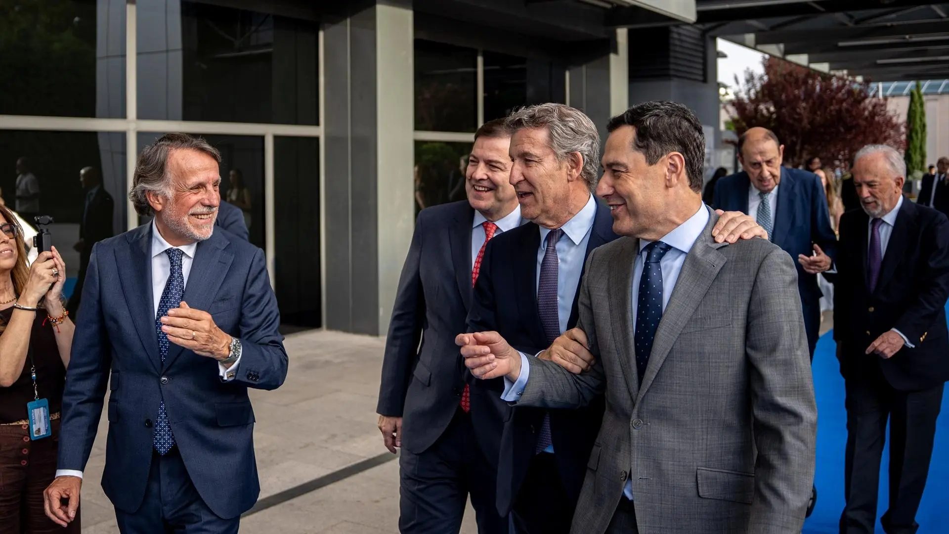 El presidente del PP, Alberto Núñez Feijóo, junto con el presidente en funciones de la Junta de Castilla y León,  Alfonso Fernández Mañueco, y el presidente del PP de Andalucía, Juanma Moreno.Europa Press