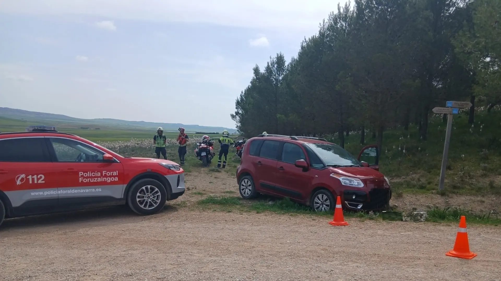 Agentes de la Policía Foral en el lugar del accidente mortal.POLICÍA FORAL