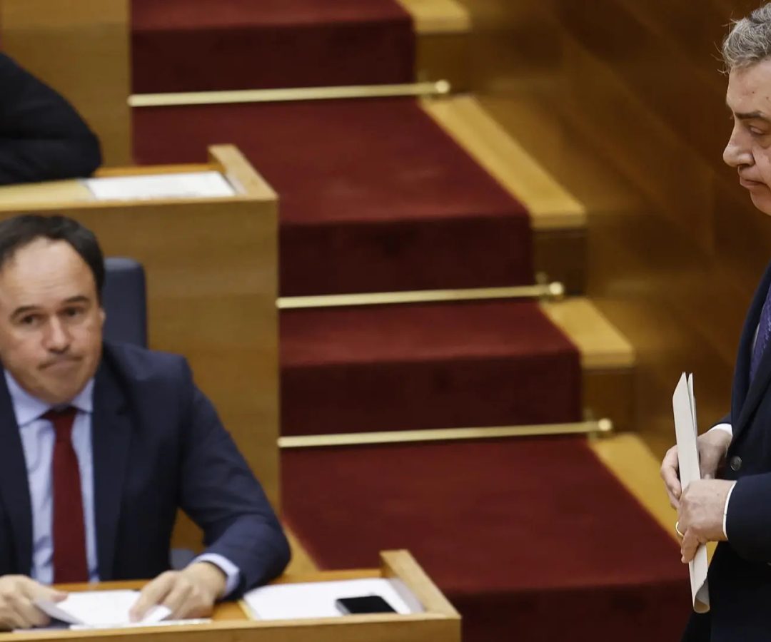 El president de la Generalitat, Juanfran Pérez Llorca (i), y el síndic del grupo parlamentario VOX, José María Llanos (d), en Les Corts.Rober Solsona / EP / Archivo