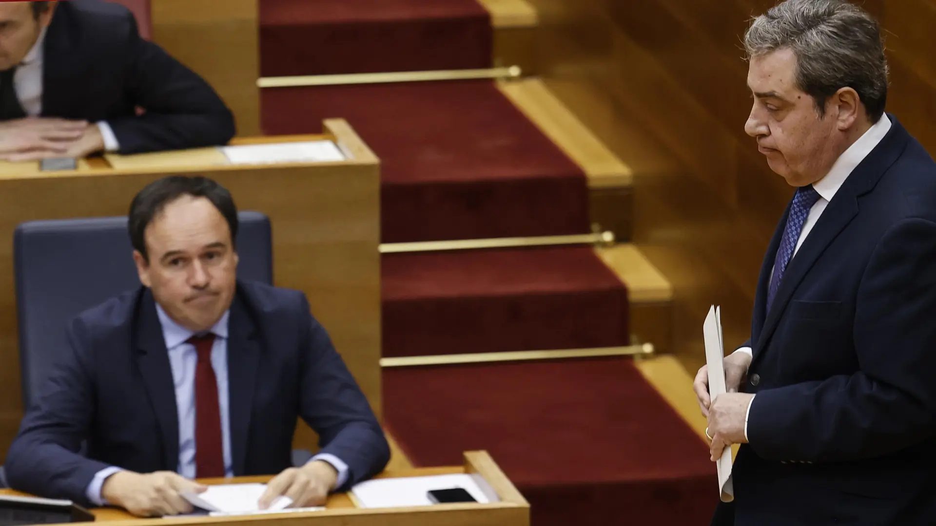 El president de la Generalitat, Juanfran Pérez Llorca (i), y el síndic del grupo parlamentario VOX, José María Llanos (d), en Les Corts.Rober Solsona / EP / Archivo