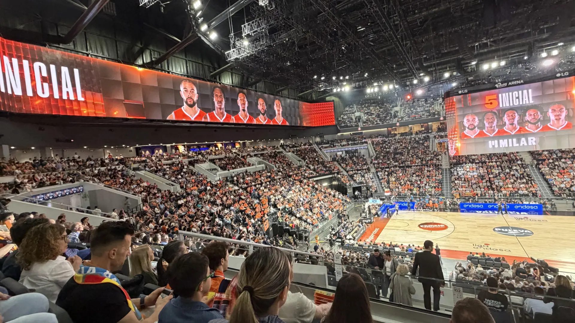 El quinteto inicial del Valencia Basket frente al Real Madrid el sábado en el Roig Arena con animación gráfica de Goat Knight.jams
