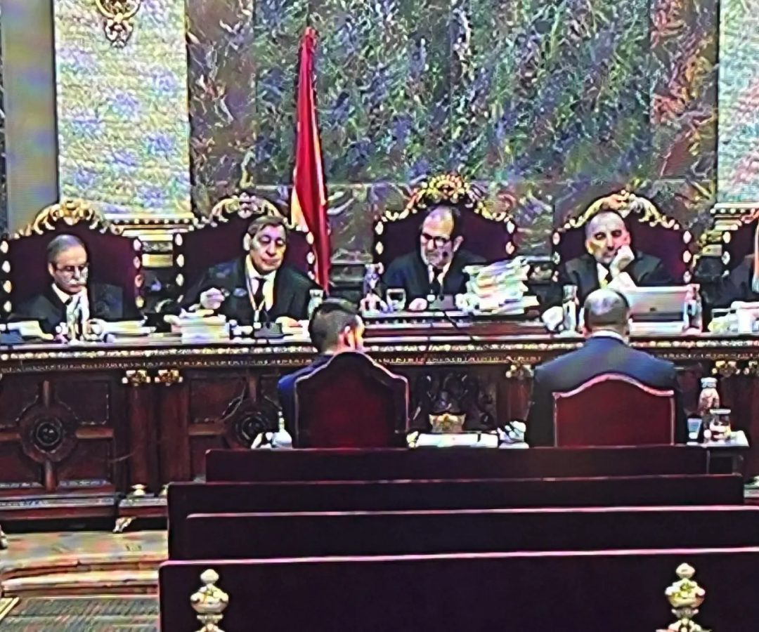 El teniente coronel Antonio Balas testifica junto a otro agente de la UCO en el Supremo.