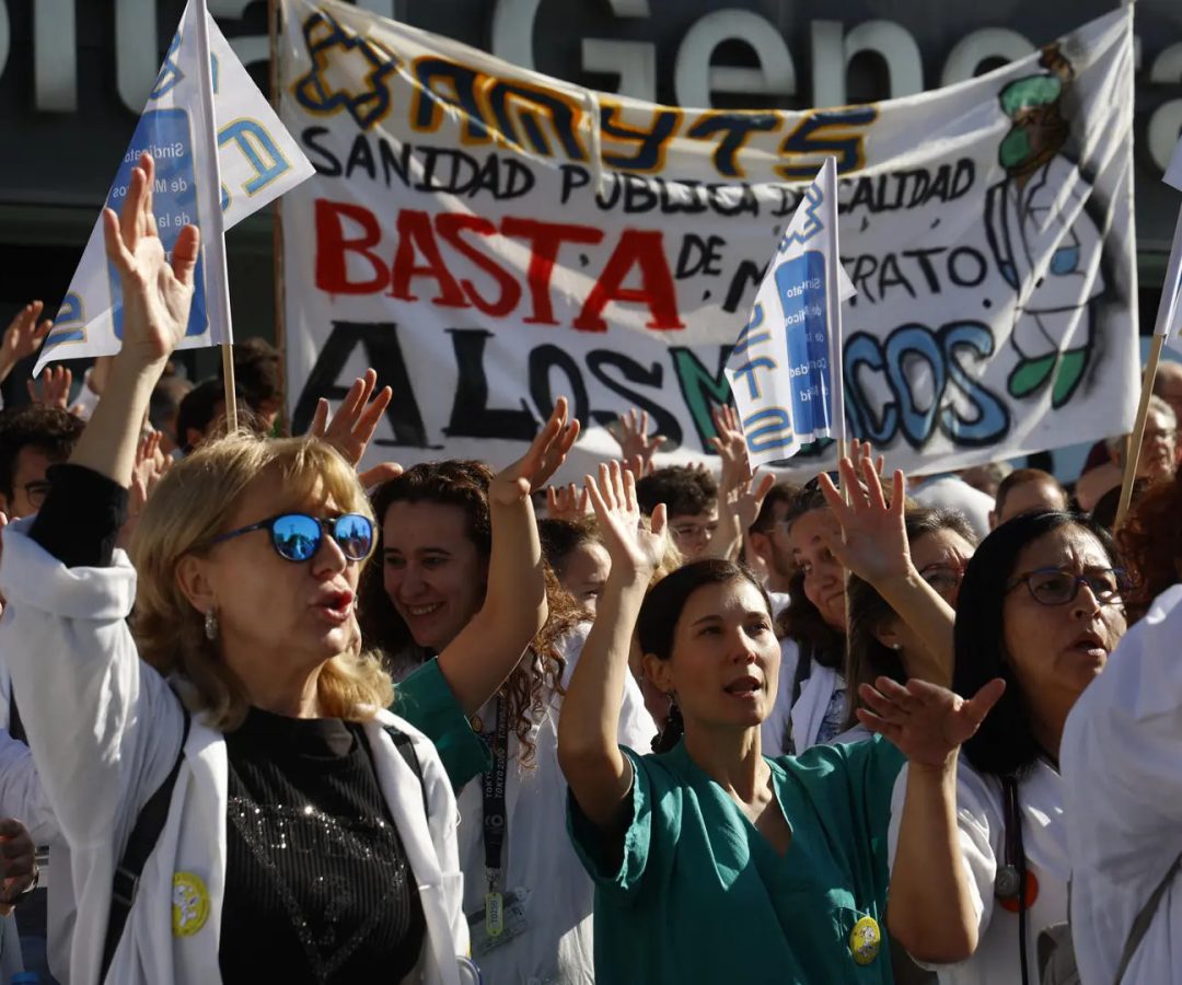 Los médicos se concentran este lunes, convocados por Amyts, ante el Hospital de La Paz de Madrid en la cuarta semana de huelga.EFE/ Maria Aguilella Pardo