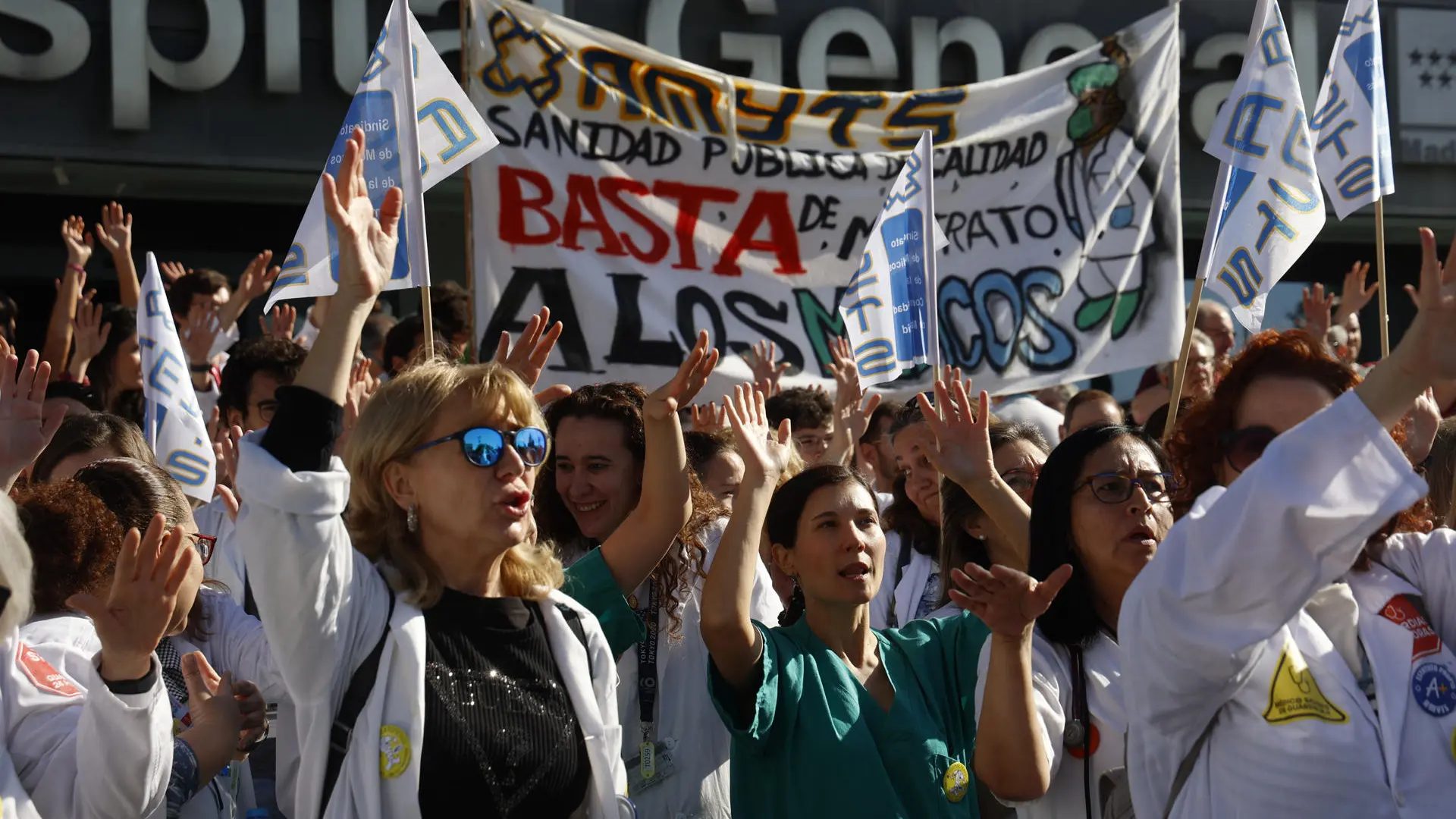 Los médicos se concentran este lunes, convocados por Amyts, ante el Hospital de La Paz de Madrid en la cuarta semana de huelga.EFE/ Maria Aguilella Pardo