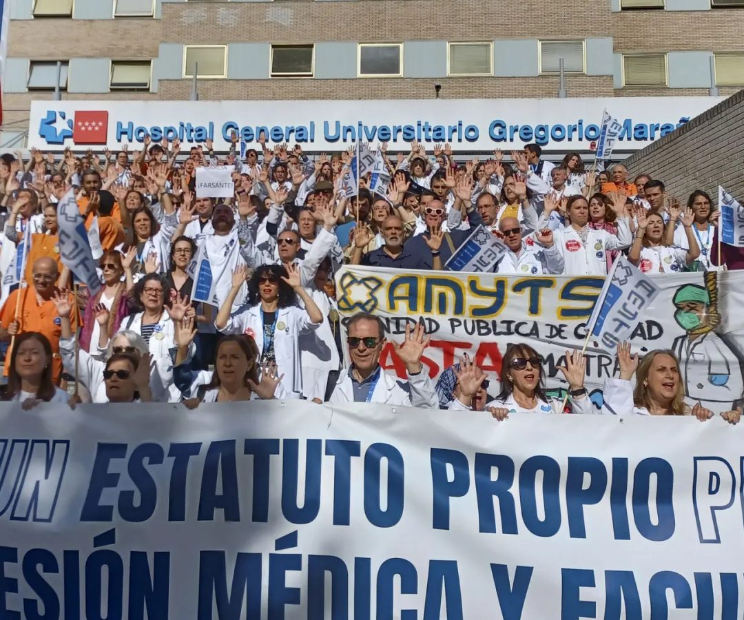 Más de un centenar de médicos se han concentrado frente al hospital Gregorio Marañón.Juliana Leao-Coelho / EFE