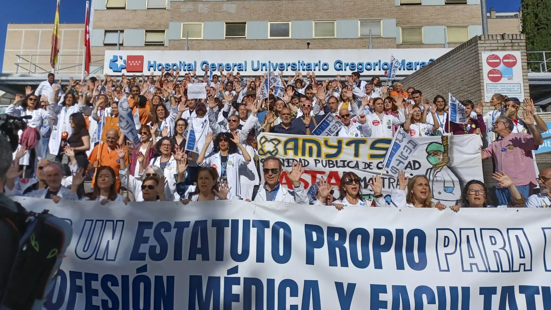 Más de un centenar de médicos se han concentrado frente al hospital Gregorio Marañón.Juliana Leao-Coelho / EFE