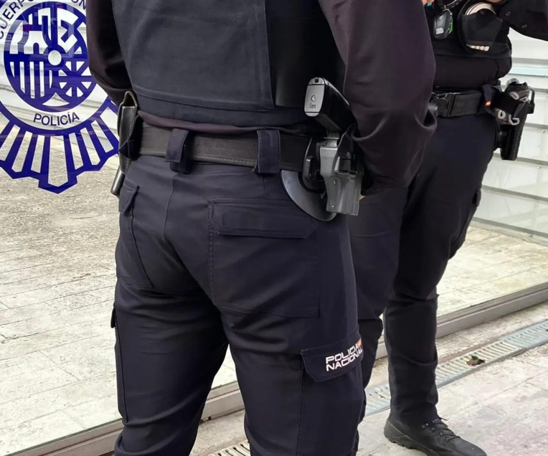 Policía Nacional evita que varios migrantes asalten la Embajada de Gambia para conseguir certificado de vulnerabilidadPolicía Nacional. 