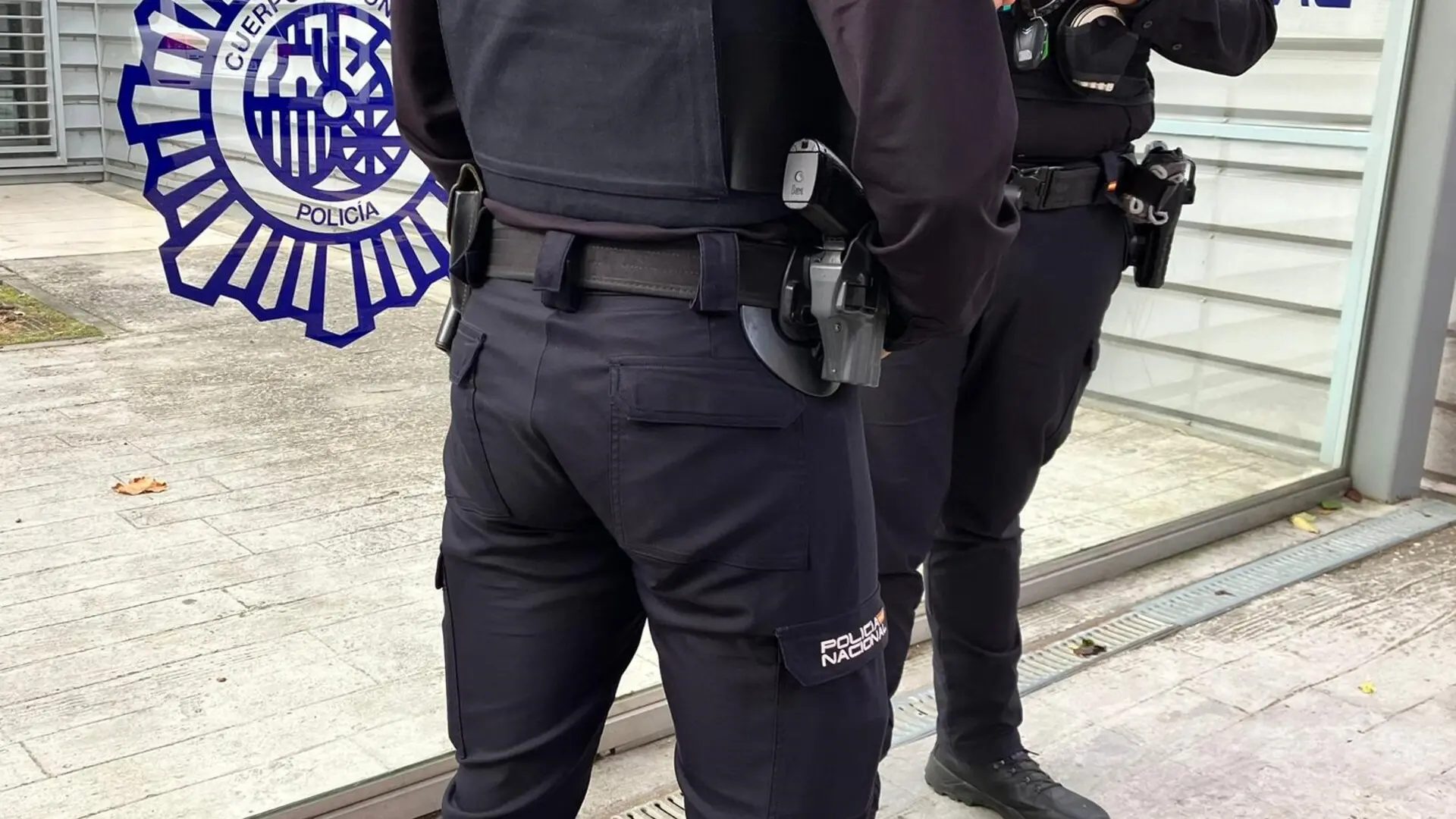 Policía Nacional evita que varios migrantes asalten la Embajada de Gambia para conseguir certificado de vulnerabilidadPolicía Nacional. 