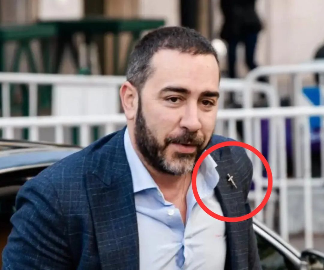 Aldama con su pin, a la llegada al Tribunal Supremo para una vista oral.