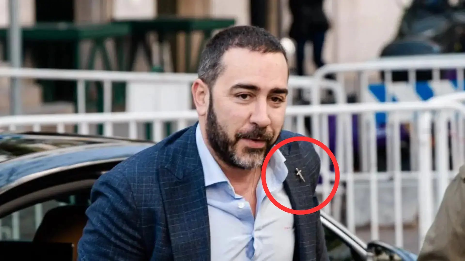 Aldama con su pin, a la llegada al Tribunal Supremo para una vista oral.