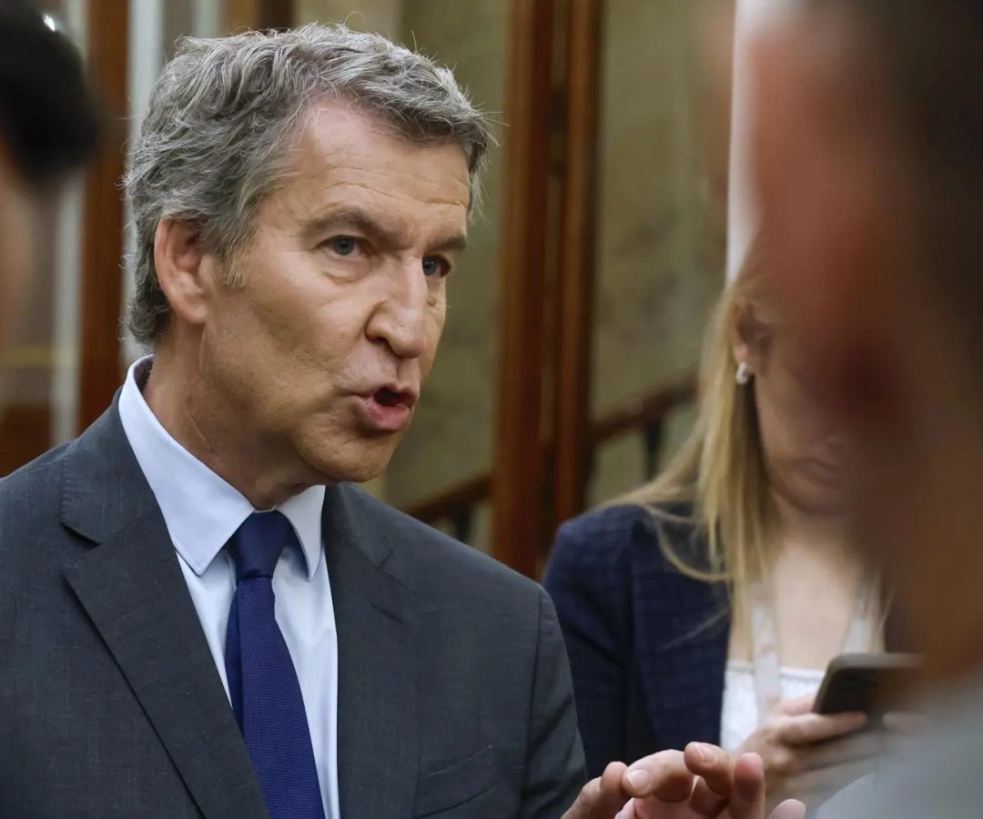 El presidente del PP, Alberto Núñez Feijóo atiende a los medios tras la sesión de control al Gobierno celebrada este miércoles en el Congreso.EFE