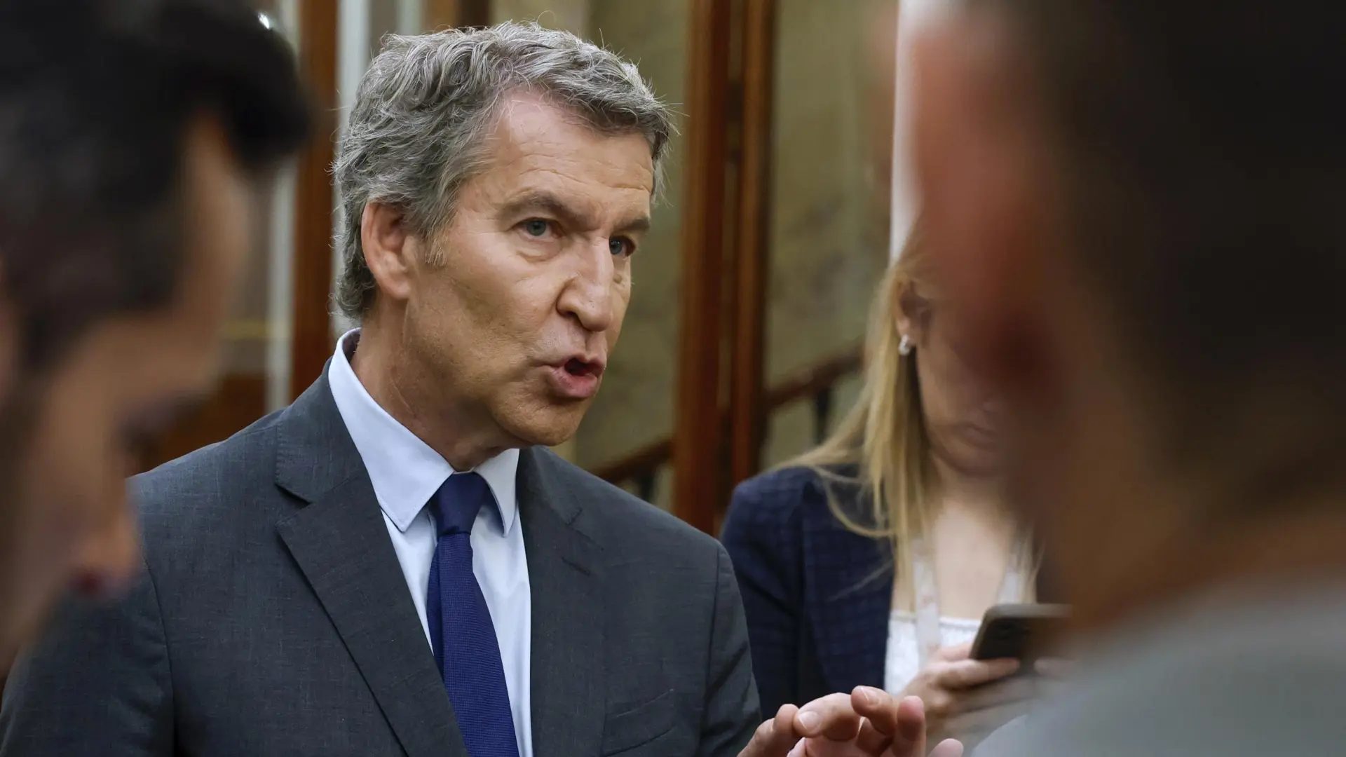 El presidente del PP, Alberto Núñez Feijóo atiende a los medios tras la sesión de control al Gobierno celebrada este miércoles en el Congreso.EFE