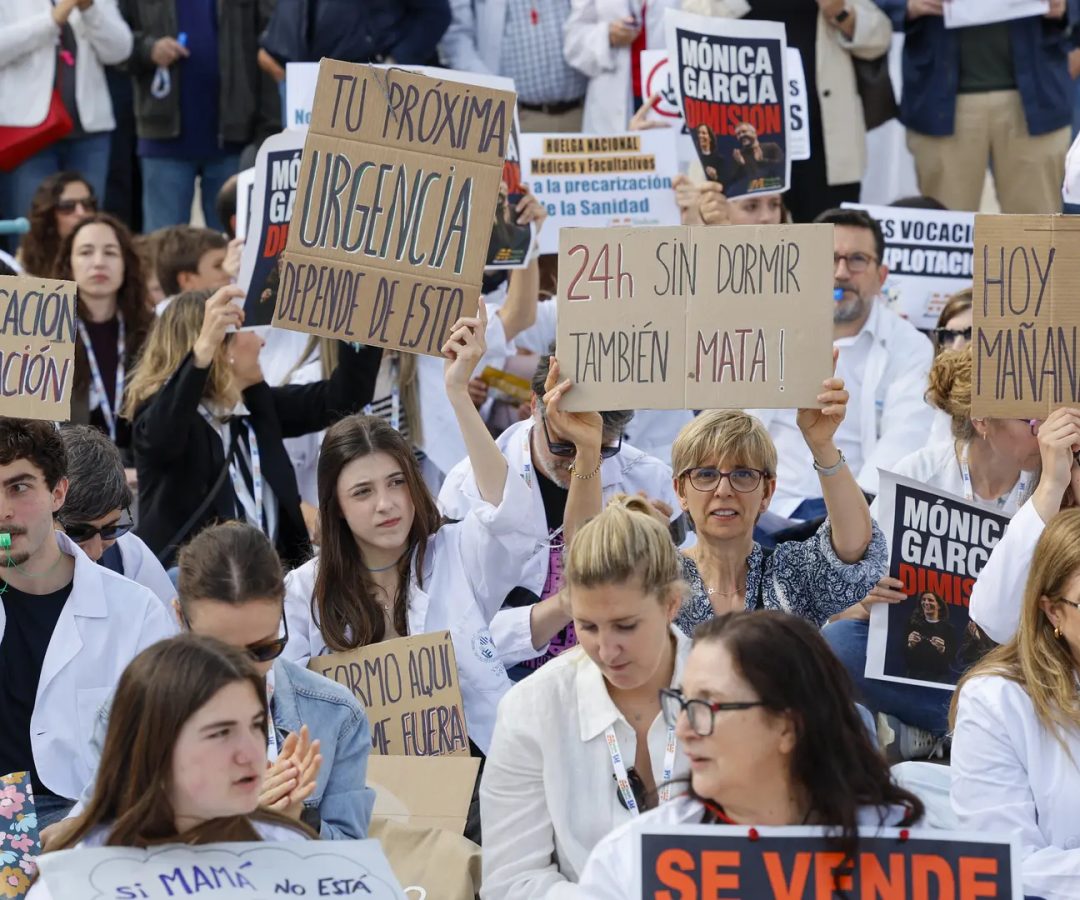 Médicos de la Comunitat Valenciana celebran, en su tercera semana de huelga, una sentada en la plaza de la Reina de València.EFE/ Ana Escobar