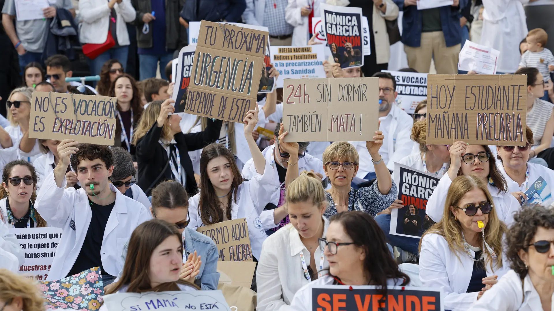 Médicos de la Comunitat Valenciana celebran, en su tercera semana de huelga, una sentada en la plaza de la Reina de València.EFE/ Ana Escobar