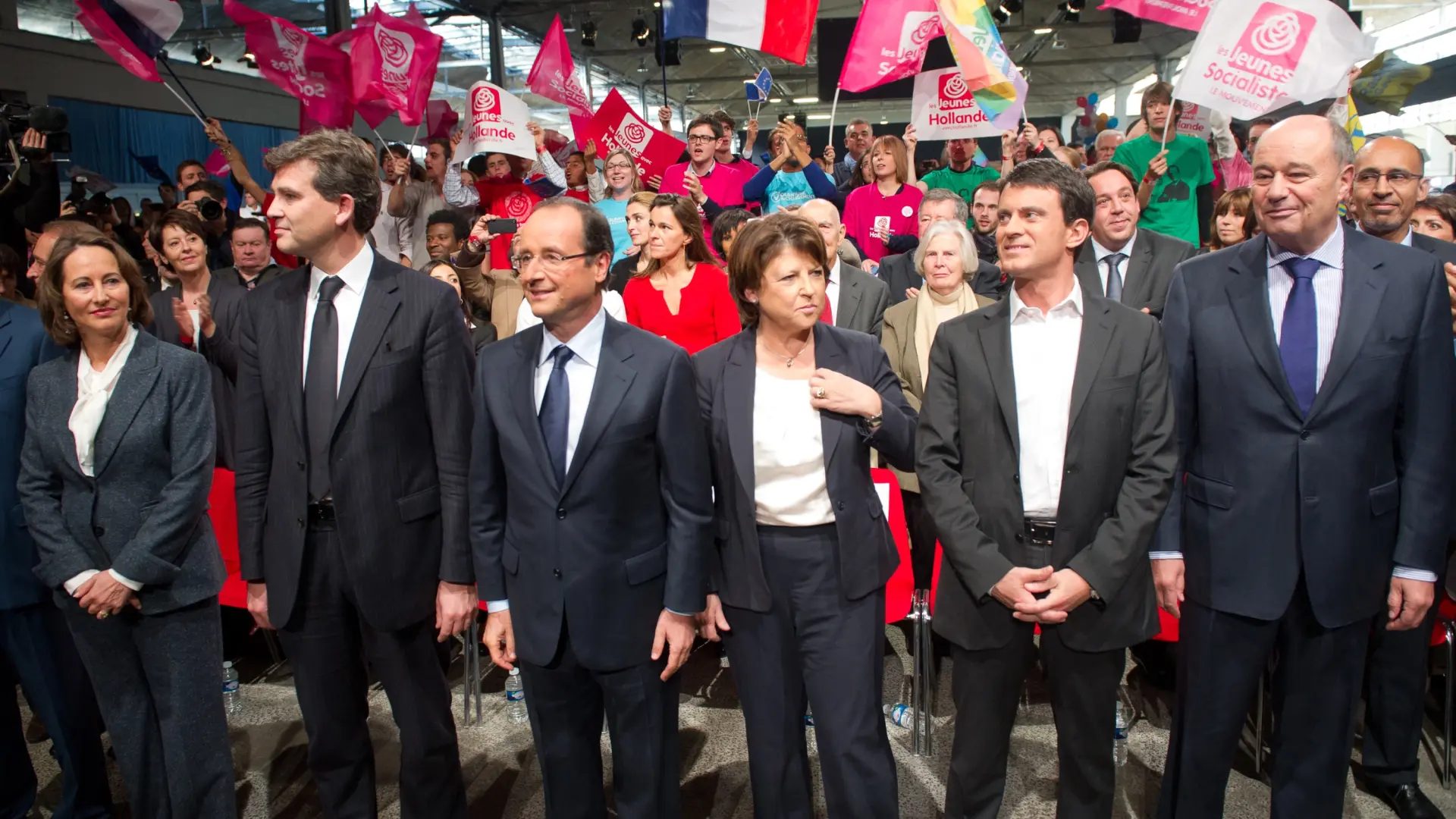 Francois Hollande (tecero por la izq) celebra su designación como candidato tras las primarias del PS francés.GETTY