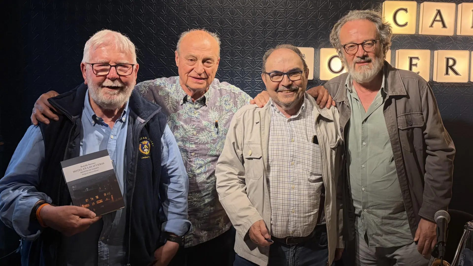 Con Rodolfo Serrano, Miguel Ángel Noceda y Francisco Naranjo en la velada poética del Café Comercial donde Rodolfo presentó "Hotel en las afueras. Registro de viajeros", su décimo libro de poemas.jams