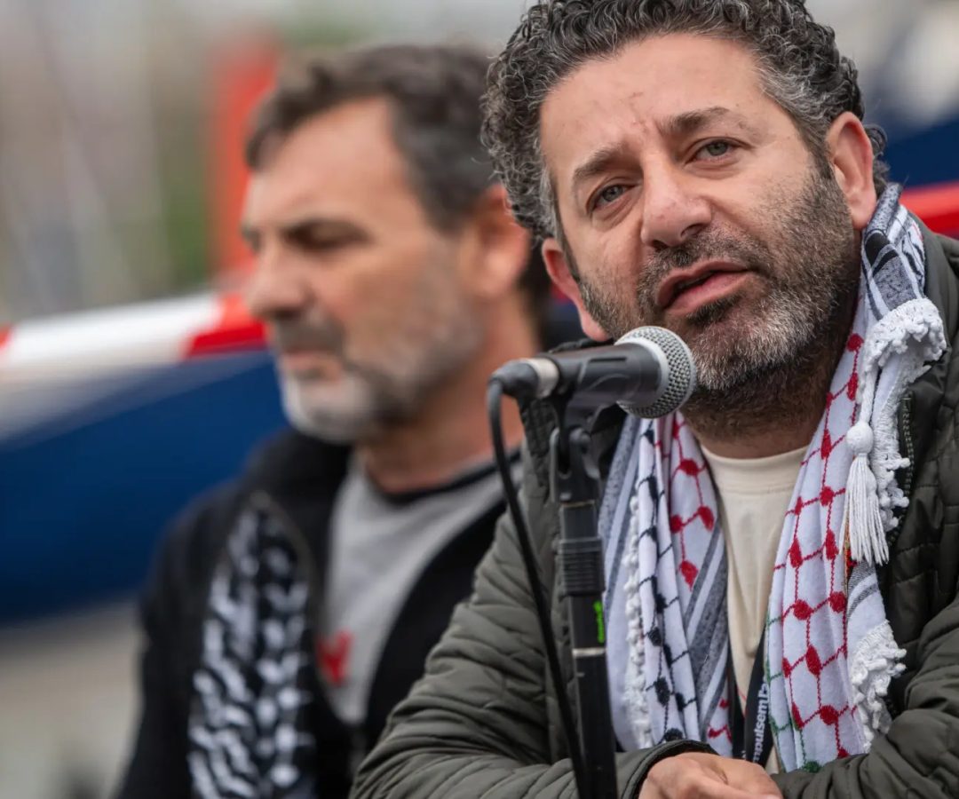 El directivo de GSF, Saif Abukeshek, durante una rueda de prensa de la Global Sumud Flotilla.LORENA SOPENA / EP