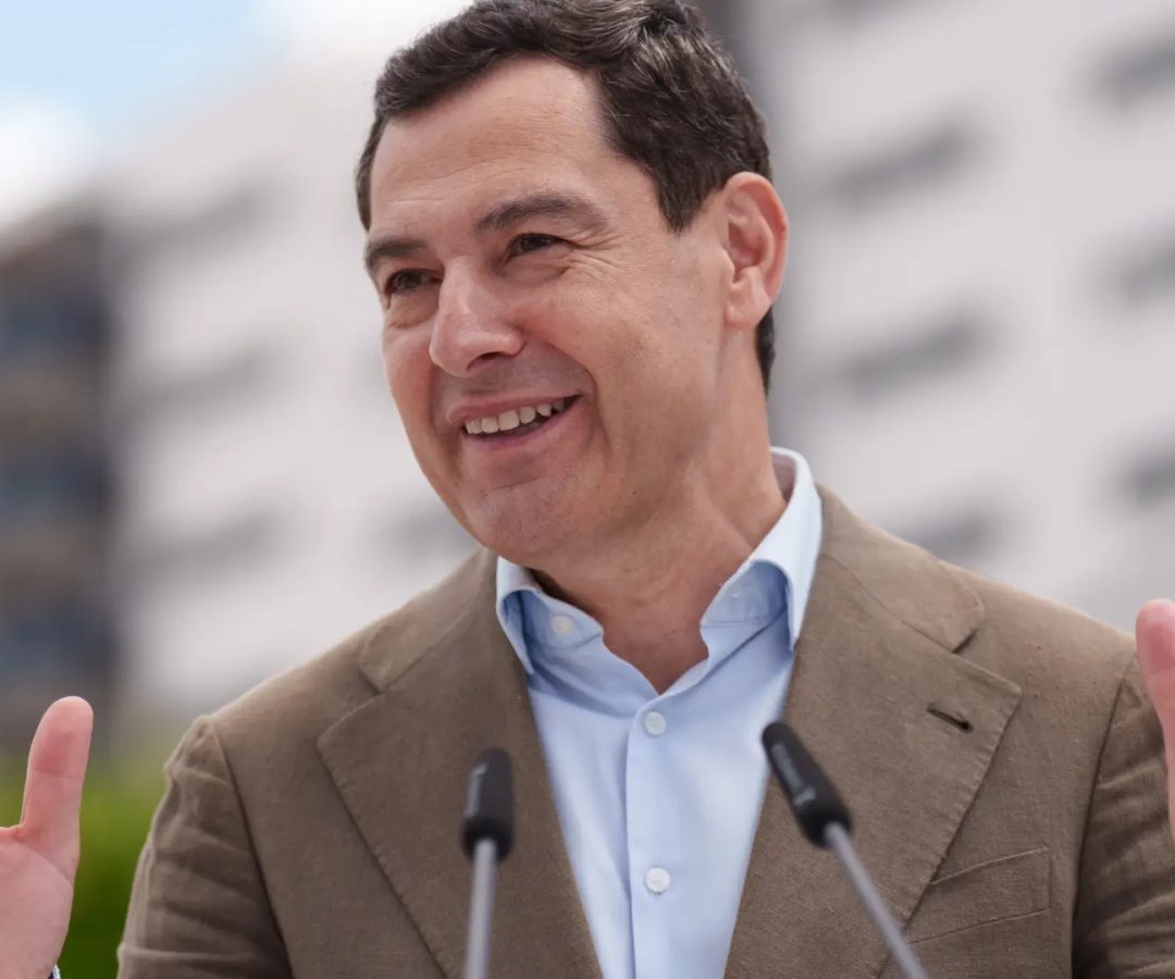Juanma Moreno en su visita a Entrenúcleos.Francisco J. Olmo