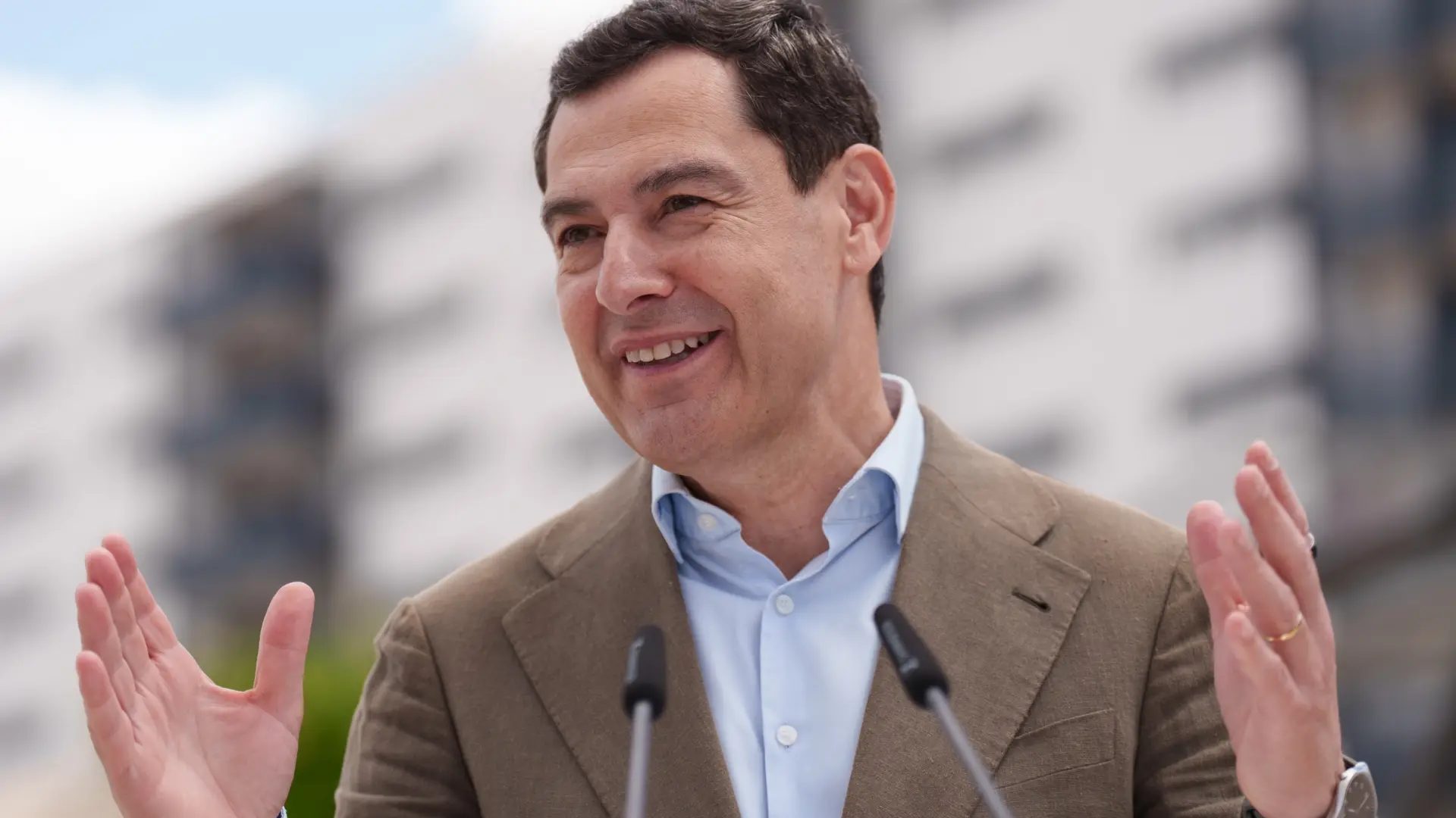 Juanma Moreno en su visita a Entrenúcleos.Francisco J. Olmo