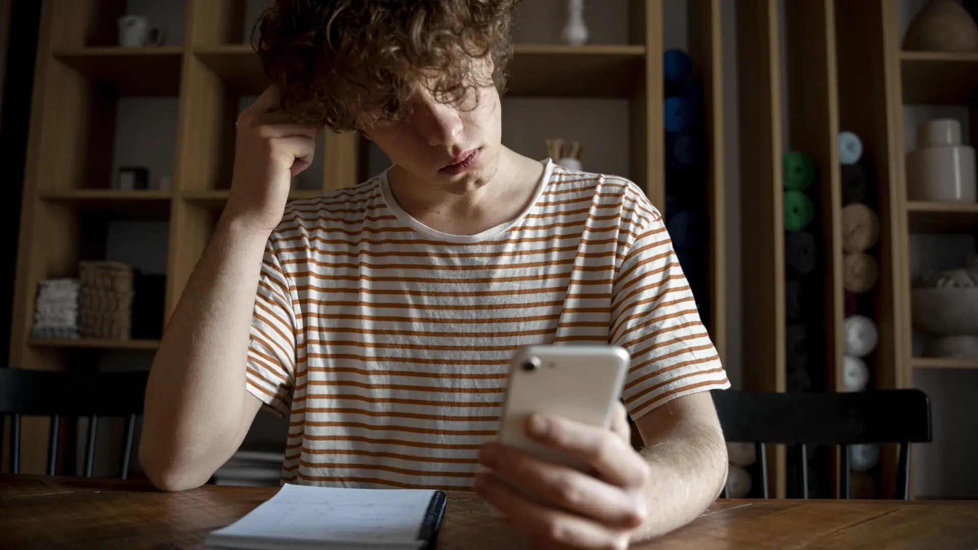 Foto de archivo de un chico joven con su teléfono móvil.Freepik