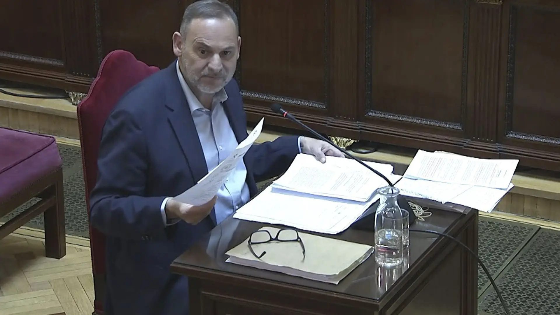 Captura de la señal del Tribunal Supremo en la que aparece el exministro José Luis Ábalos durante su declaración, este lunes. Señal del Tribunal Supremo