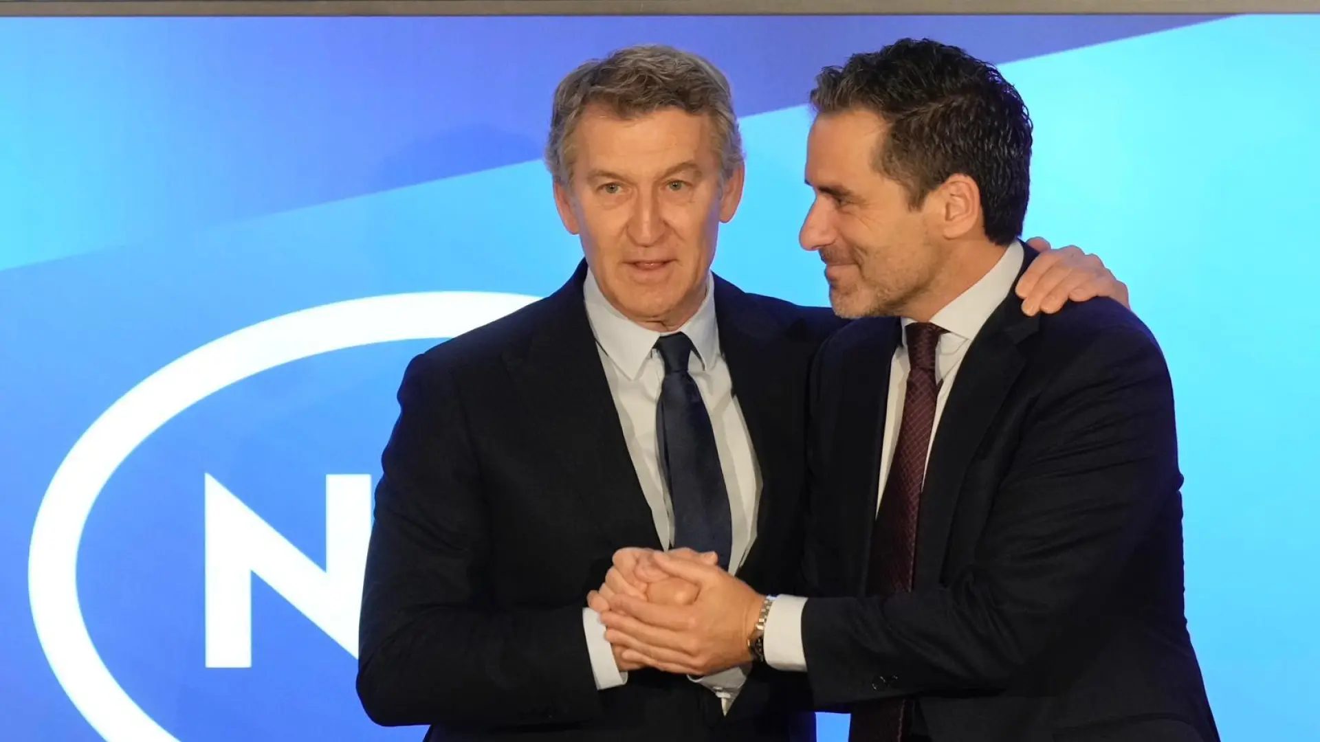 El presidente del PP, Alberto Núñez Feijóo, junto al portavoz del partido, Borja Sémper en el desayuno informativo del 5 de mayo.PP / Tarek
