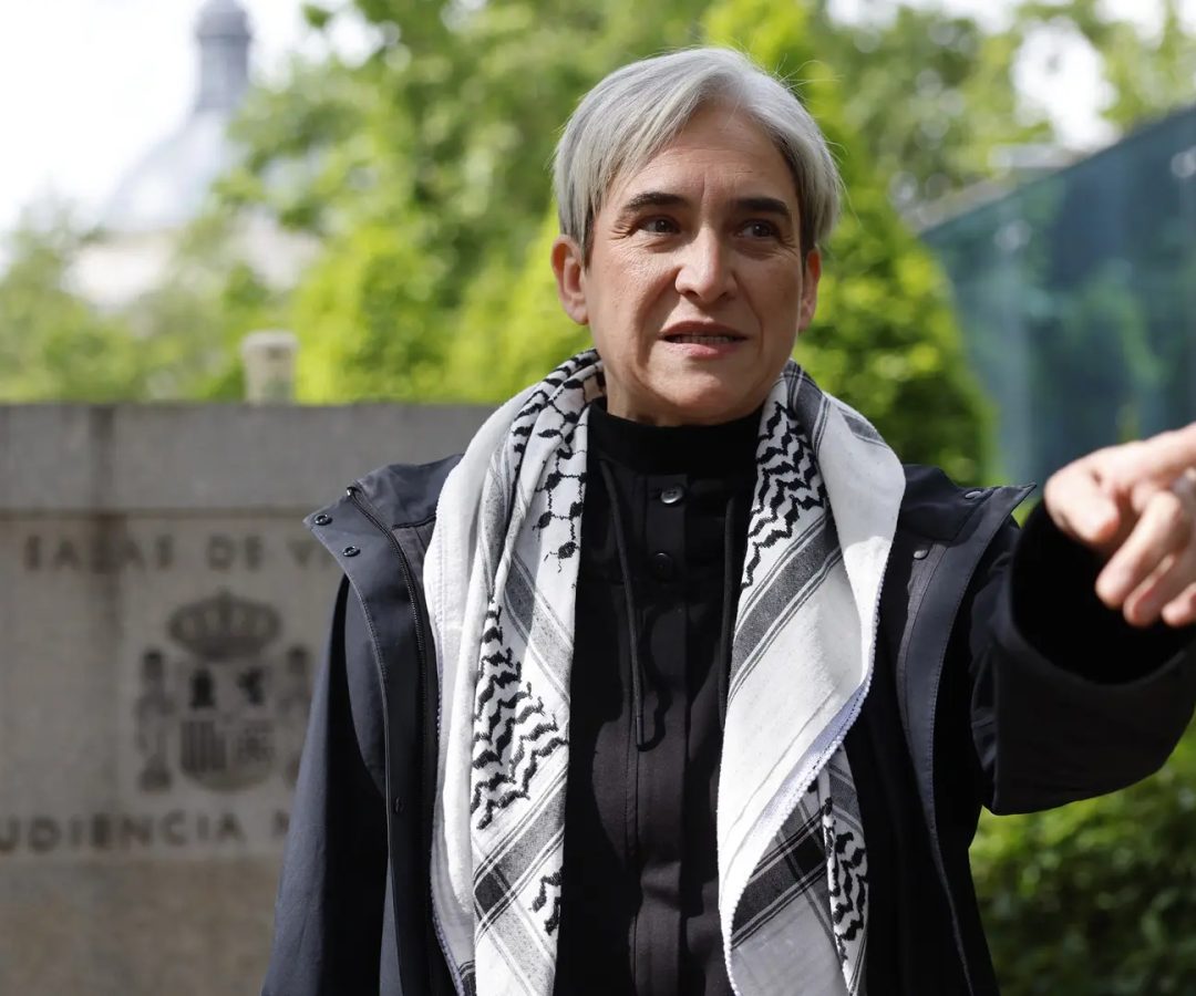 La exalcaldesa de Barcelona Ada Colau, miembro de la Freedom Flotilla, frente a la Audiencia Nacional. Mariscal
